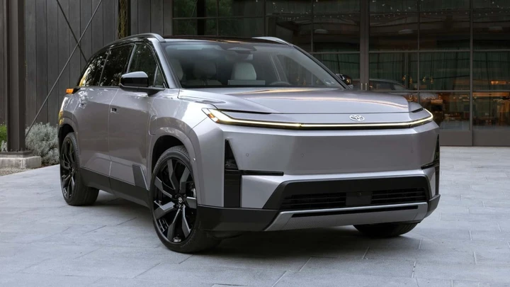 Highlander EV 2027: il SUV a 7 posti Toyota da 515 km di autonomia