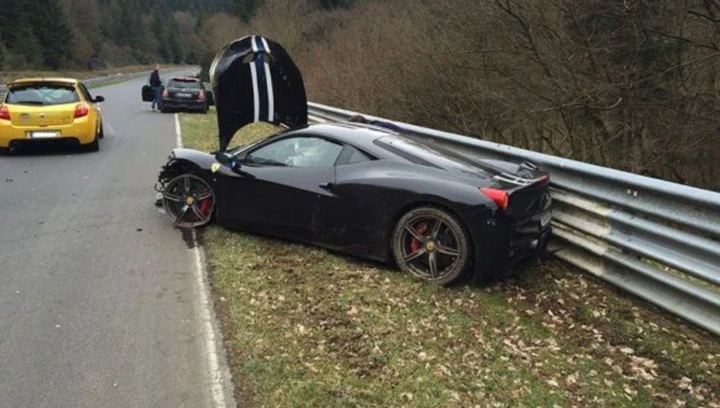 Distrugge la sua Ferrari e raccoglie i fondi via web per ripararla