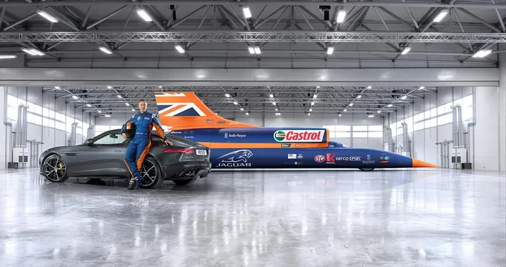 Jaguar F-Type R Coupé integrale insieme alla Bloodhound SSC
