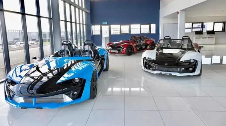 Zenos E10 2027: 380 CV, 790 kg e uno 0-100 da supercar
