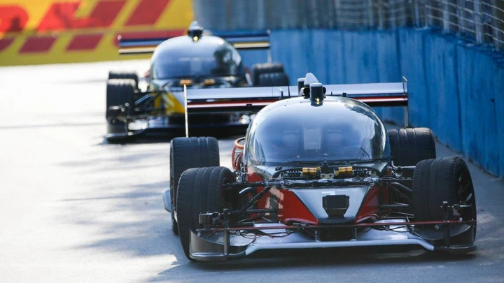 Prima gara senza piloti, primo incidente. Ironia Roborace: 