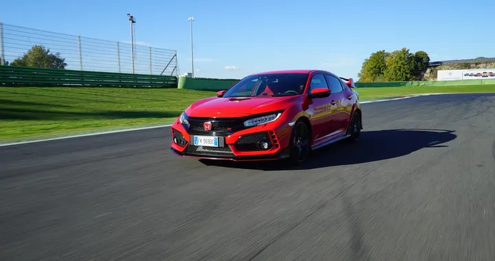 Honda Civic Type R: la prova in pista a Vallelunga