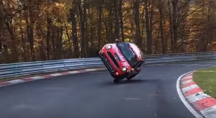 Percorre il Nurburgring su due ruote