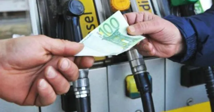 Carburanti: nuovi aumenti in vista delle vacanze