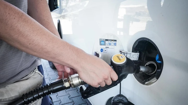 Carburanti in picchiata: benzina sotto i 1,73 € al litro, non succedeva dal 2021