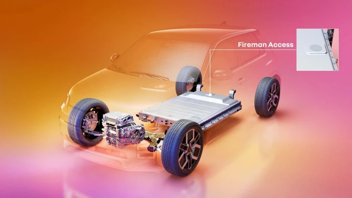 Addio incendi nelle auto elettriche? Renault regala la soluzione ai Vigili del Fuoco
