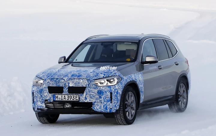 Bmw iX3, nuove foto spia del SUV elettrico