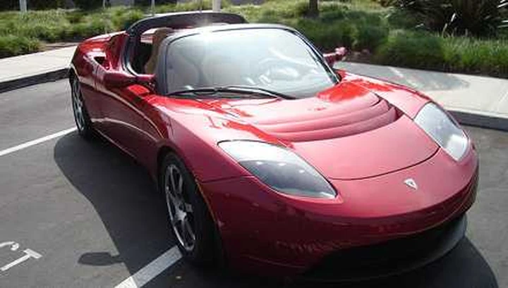 Tesla proroga la produzione della Roadster