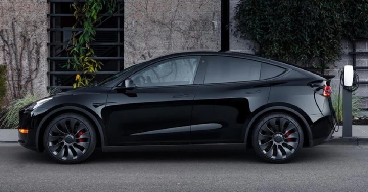 Tesla Model Y: taglio di prezzi in Italia, il crossover adesso accede agli incentivi statali
