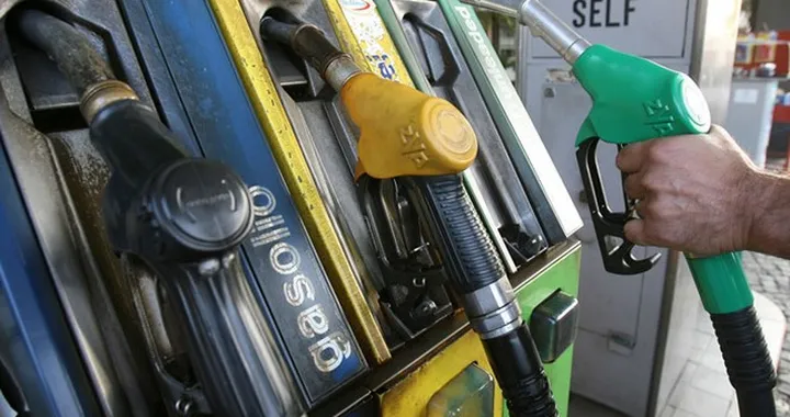 Esodo con lo sconto: prezzi carburanti in forte calo