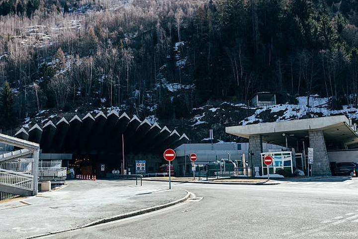 Amianto nel Traforo del Monte Bianco: chiuderà 3 mesi all'anno per 18 anni