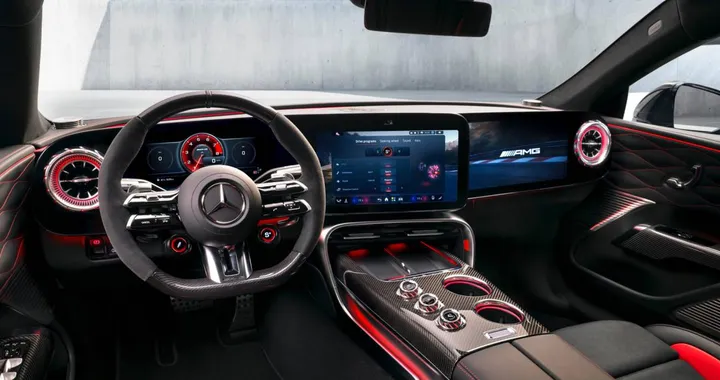 Mercedes AMG GT Coupé 4 porte: interni high-tech e indizi sul powertrain