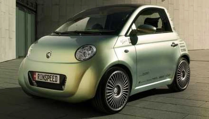 Arriva la UC? Rinspeed, una microcar elettrica che si ricarica in treno
