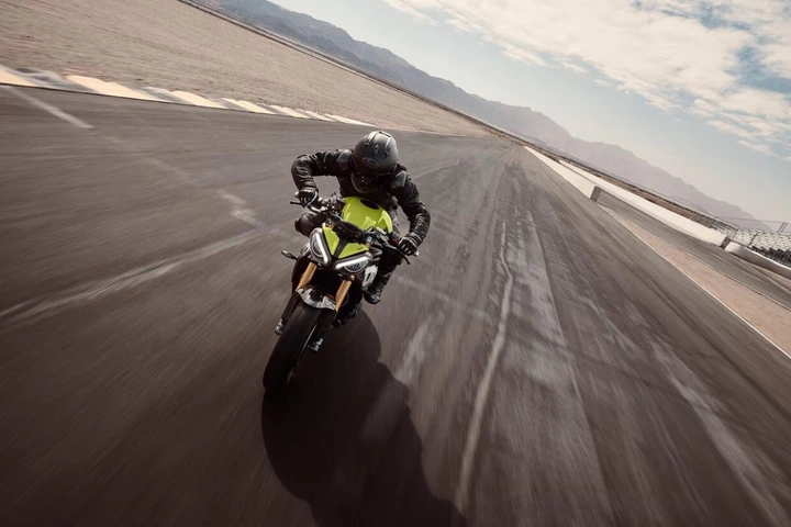Triumph Speed Triple 1200 RX, prestazioni e stile in edizione limitata