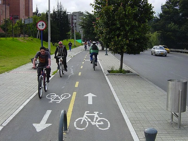 Mobilità urbana: in aumento ZTL, piste ciclabili e parcheggi a pagamento