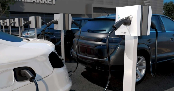 ONE EV di SolarEdge: il caricatore da 22 kW che rivoluziona la ricarica aziendale