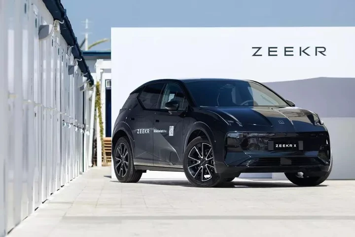 Zeekr porta l'elettrico premium in tour: quattro tappe sulle coste italiane