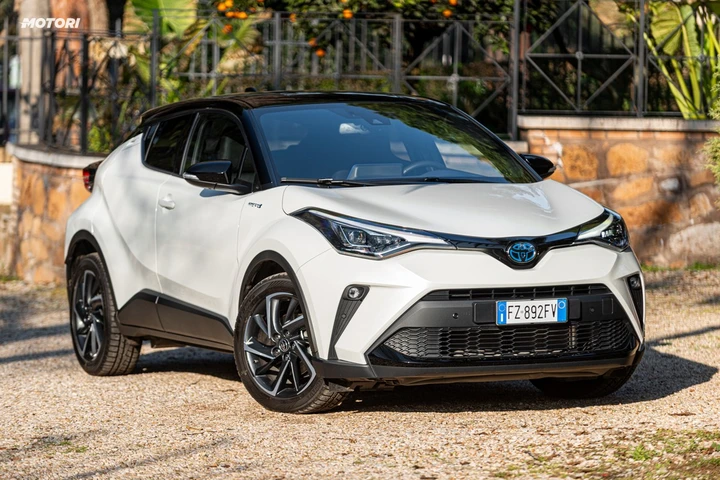 Toyota CH-R 2.0 Hybrid: la prova su strada