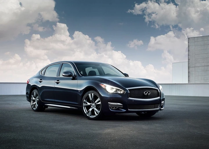 Infiniti Q70L: limousine sportiva