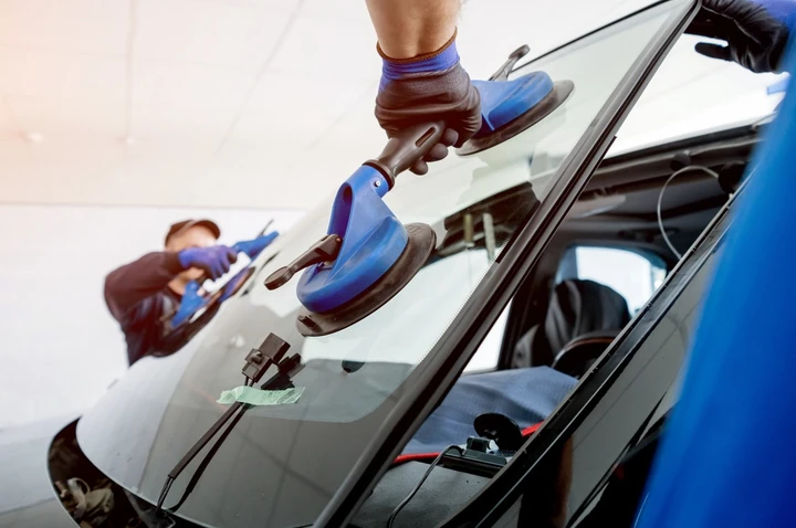 Sostituzione parabrezza auto: costi e consigli per risparmiare