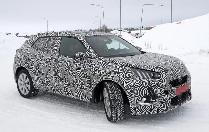 Nuova Peugeot 2008: foto spia