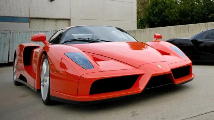 Ferrari Enzo abbandonata in aeroporto, una vicenda torbida