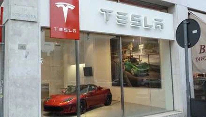 La Tesla sbarca a Milano