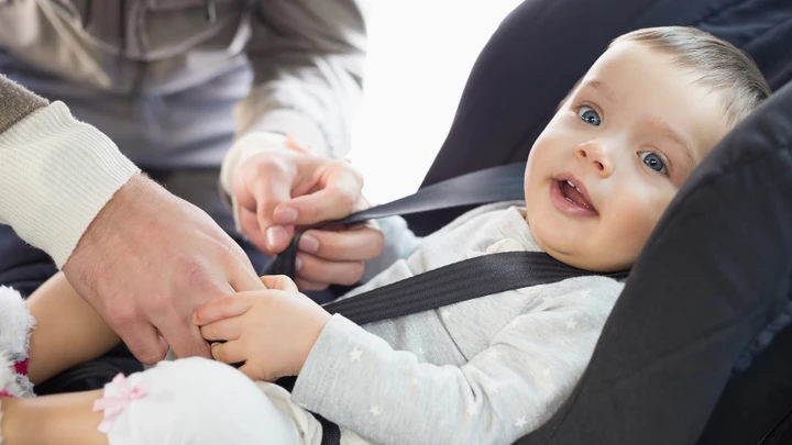 Seggiolino bambini sul sedile davanti: come disattivare l'airbag del passeggero