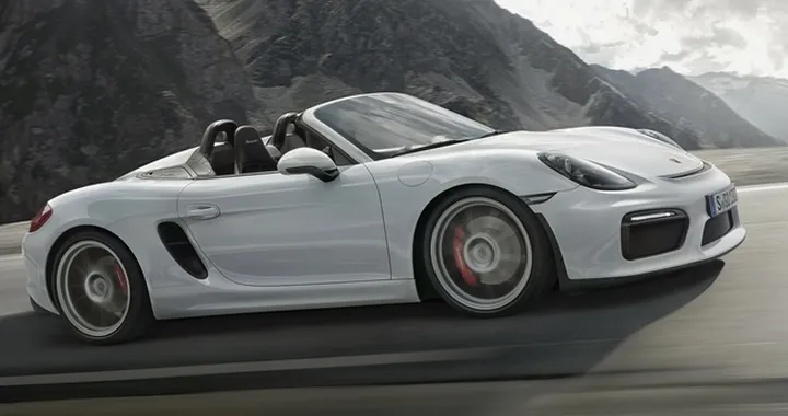 Ha 79 anni: fermata in Porsche a 238 km/h