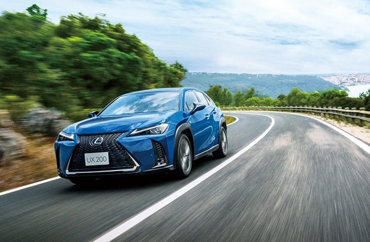 Lexus UX: debutta negli showroom in Giappone