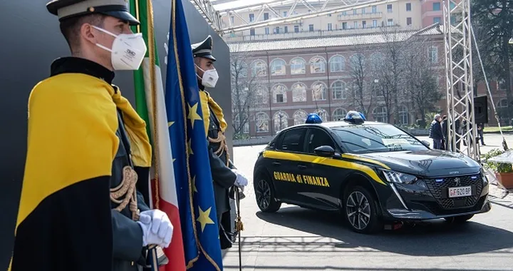 Peugeot e-208: consegnato il primo esemplare alla Guardia di Finanza