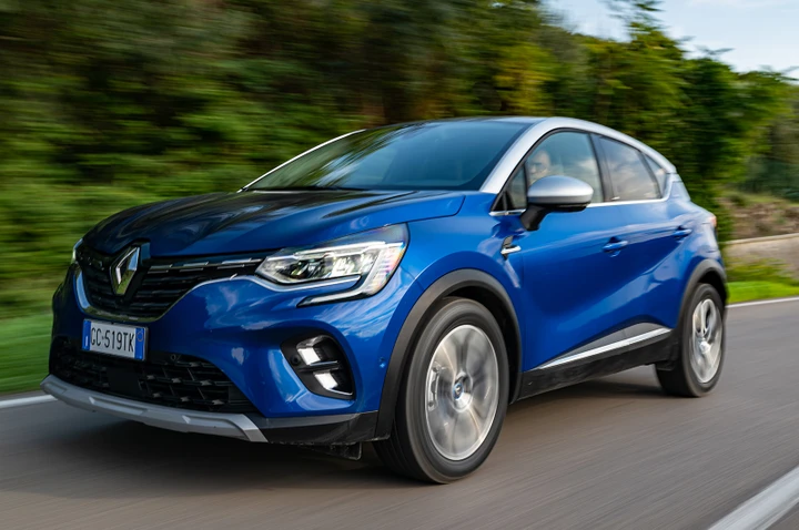 Renault Captur E-tech ibrida plug-in: allestimenti e prezzi