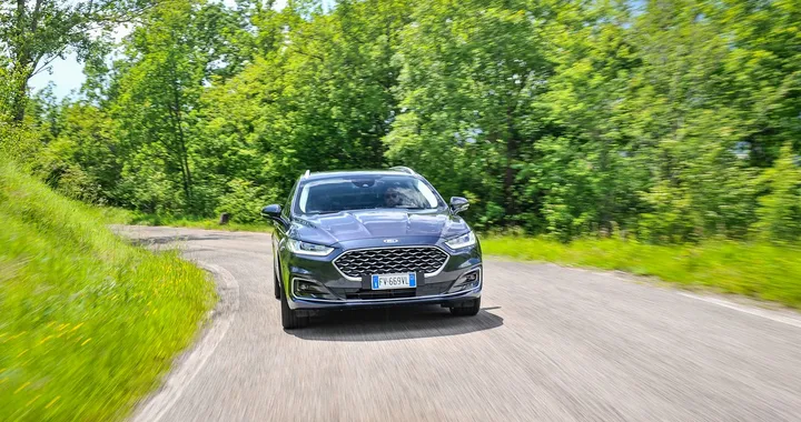 Ford Mondeo Hybrid Vignale: la prova su strada