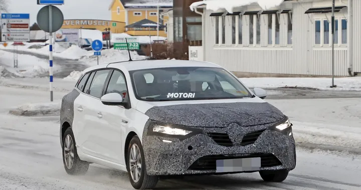 Renault Megane Grandtour: le foto spia del restyling