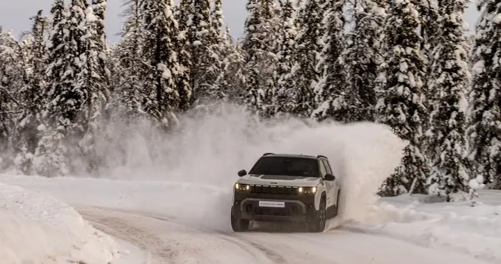 Jeep Compass 4xe debutta a Roma: 375 CV e 4x4 elettrico