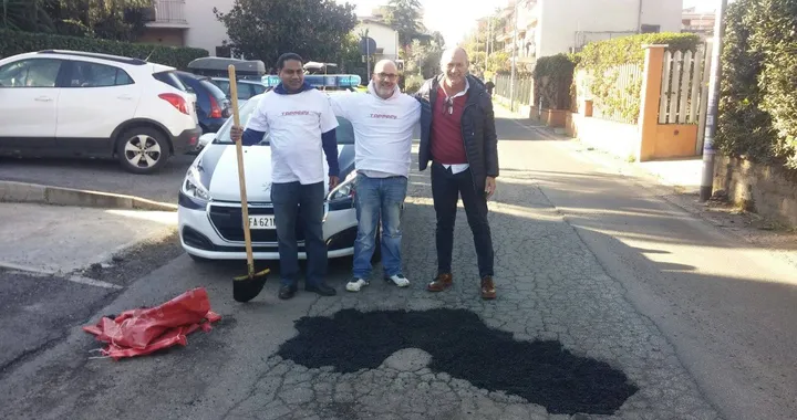 Tappami, i cittadini romani asfaltano le buche stradali