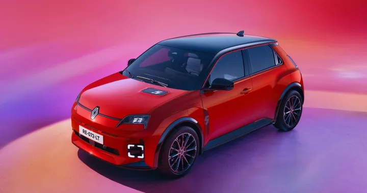 Renault 5 si aggiorna: 430 km, batteria LFP e arriva Gemini