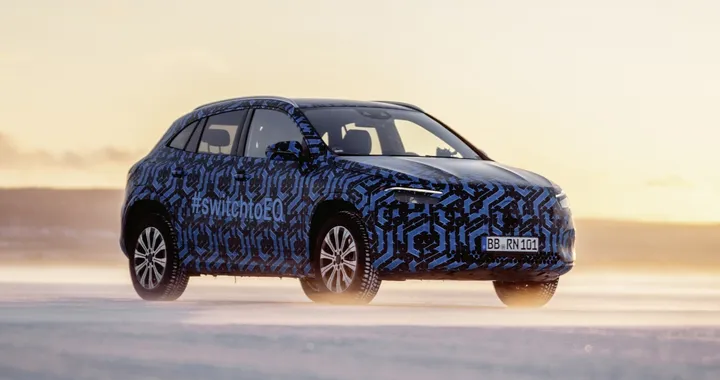 Mercedes EQA, il SUV elettrico impegnato nei test sulla neve