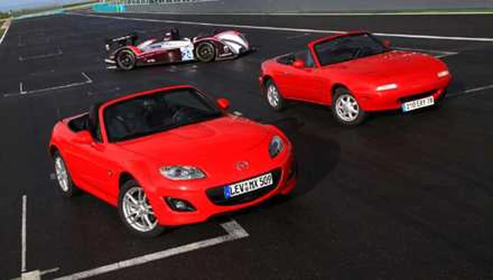 Un raduno alla 24 Ore di Le Mans per festeggiare i 20 anni della Mazda MX-5
