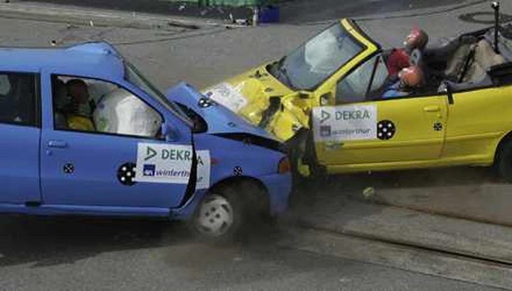 Giovani al volante: in pericolo se guidano vecchie auto