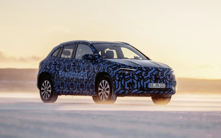 Mercedes EQA, il SUV elettrico impegnato nei test sulla neve