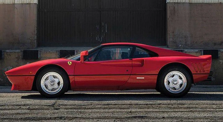 Ruba una Ferrari 288 GTO e si dà alla fuga: vettura ritrovata, del ladro non c’è traccia