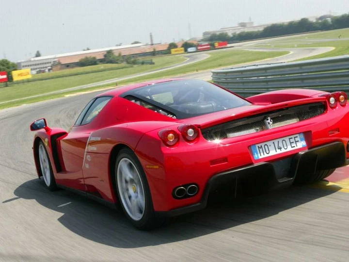 Ibrahimovic si consola con una Ferrari Enzo