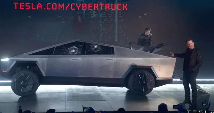 Tesla Cybertruck, gaffe in diretta e via alle ordinazioni: ecco il video
