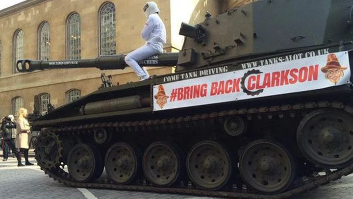 Un carro armato davanti la sede della BBC per richiedere il ritorno di Clarkson