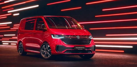 Volkswagen e Transporter Sportline: van elettrico sette posti con anima GTI