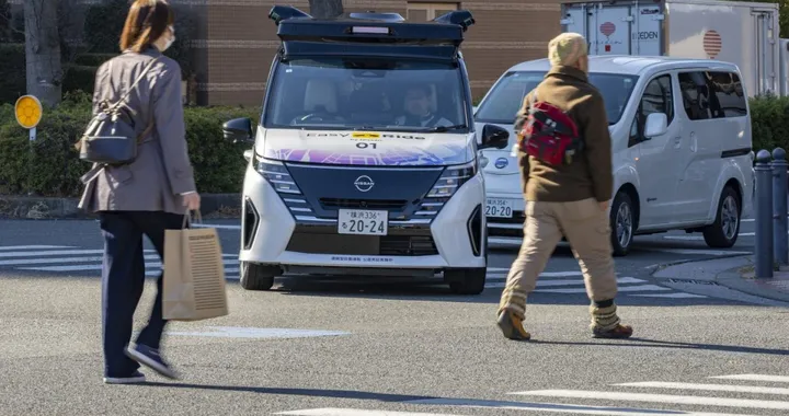 Nissan testa veicoli senza conducente nelle strade cittadine piene di auto e persone