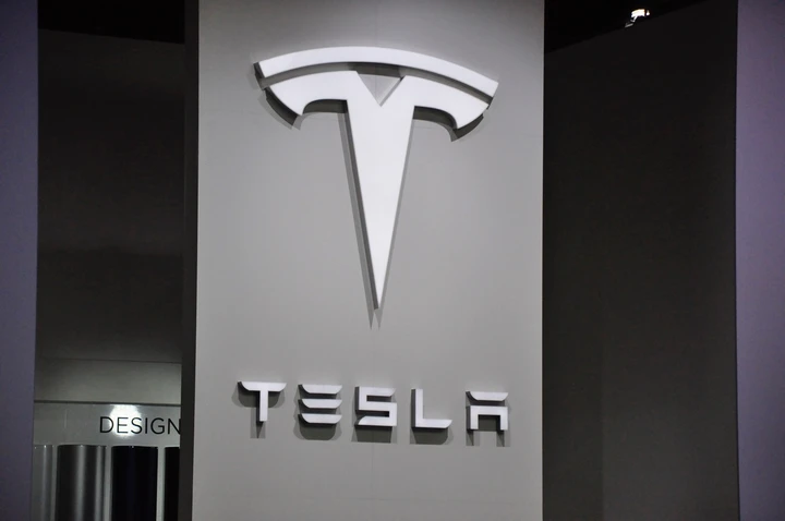 Tesla al Salone di Parigi 2016
