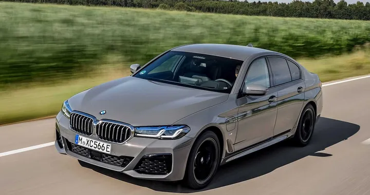 BMW 545e xDrive: ibrida plug-in da quasi 400 CV