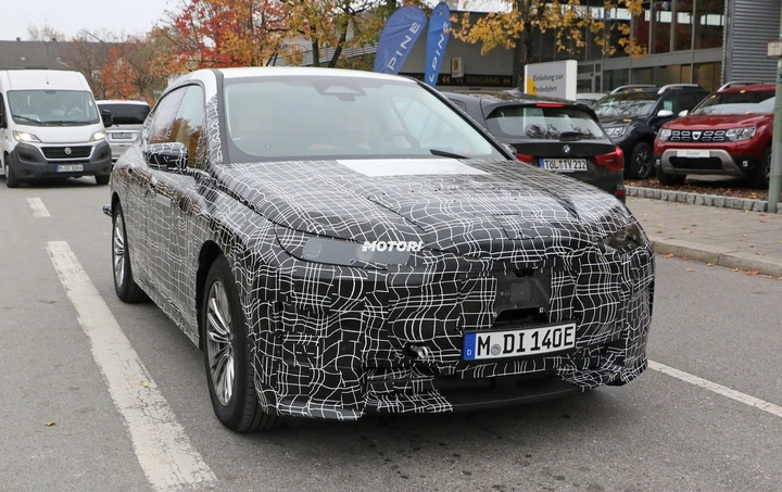 Bmw iX5, il SUV elettrico spiato durante i test su strada
